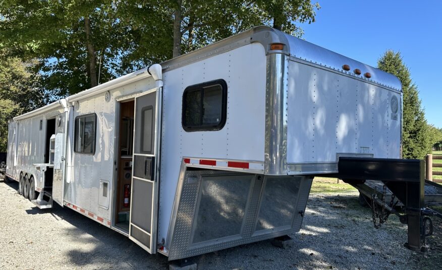 50 ft 1999 Classic Triple with Living Quarters