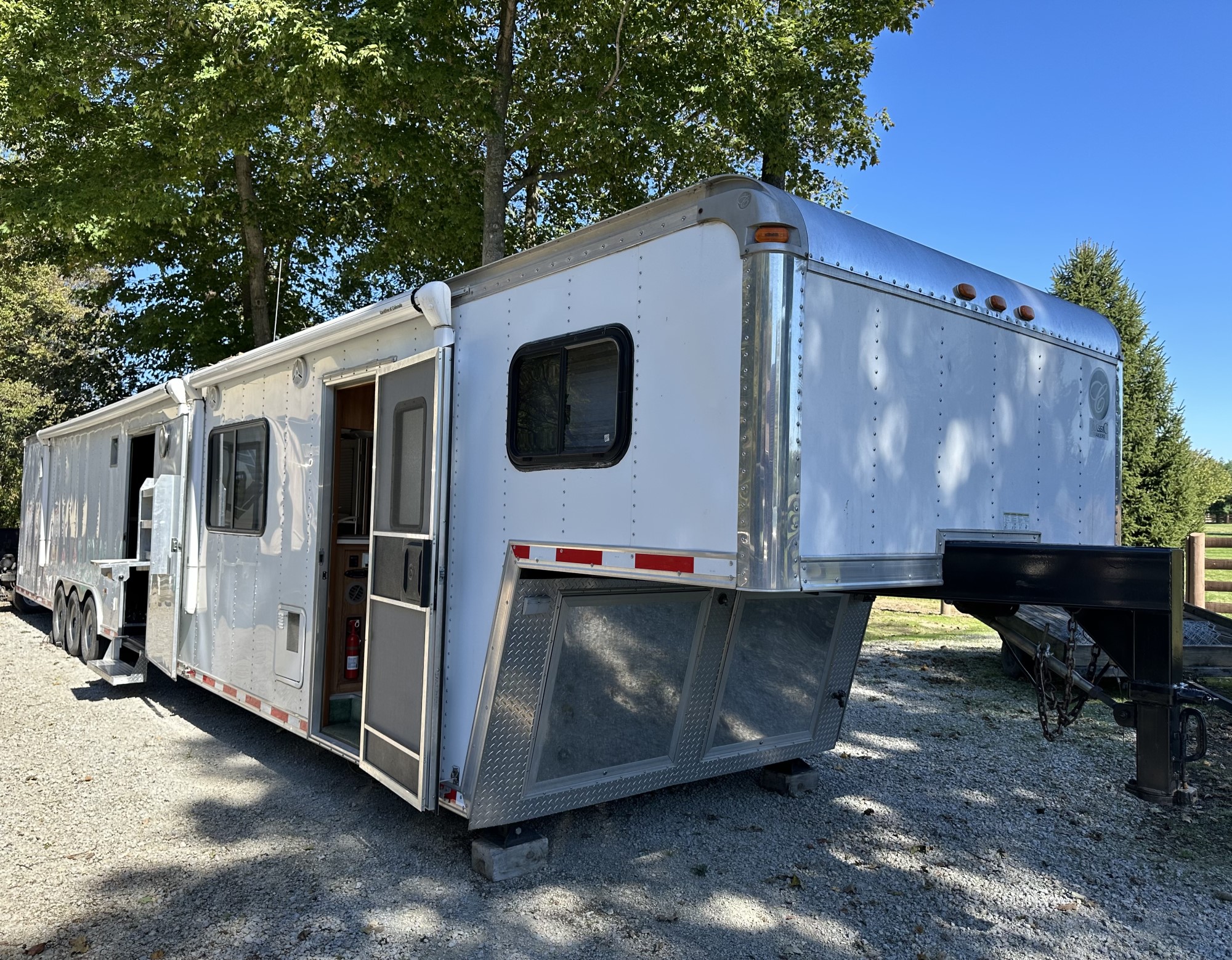 50 ft 1999 Classic Triple with Living Quarters