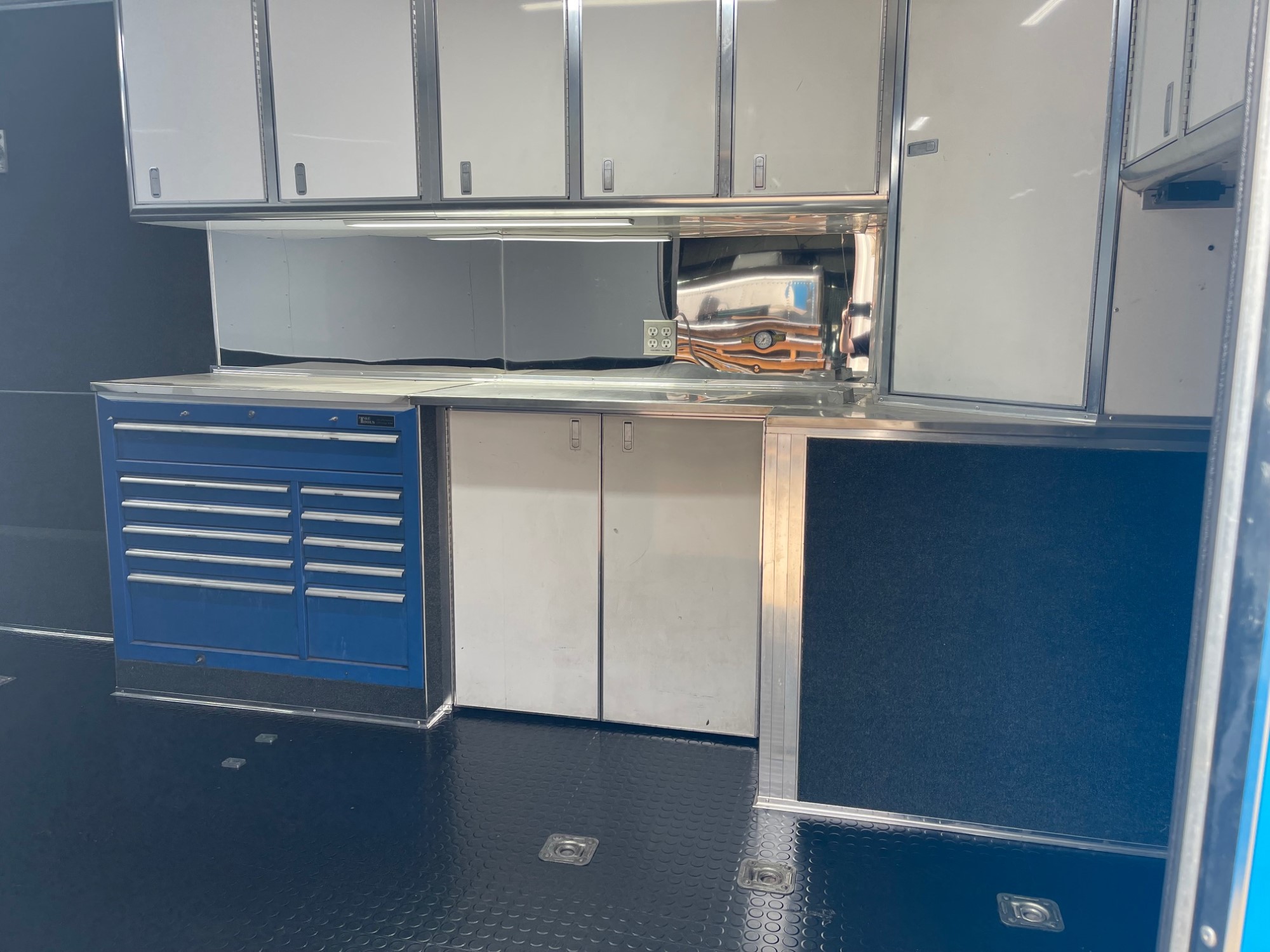 Performax 53' Gooseneck Lounge Trailer with Slideout