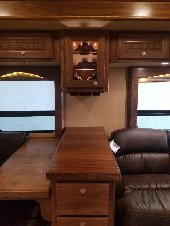 2018 Freightliner Cascadia NRC Toterhome