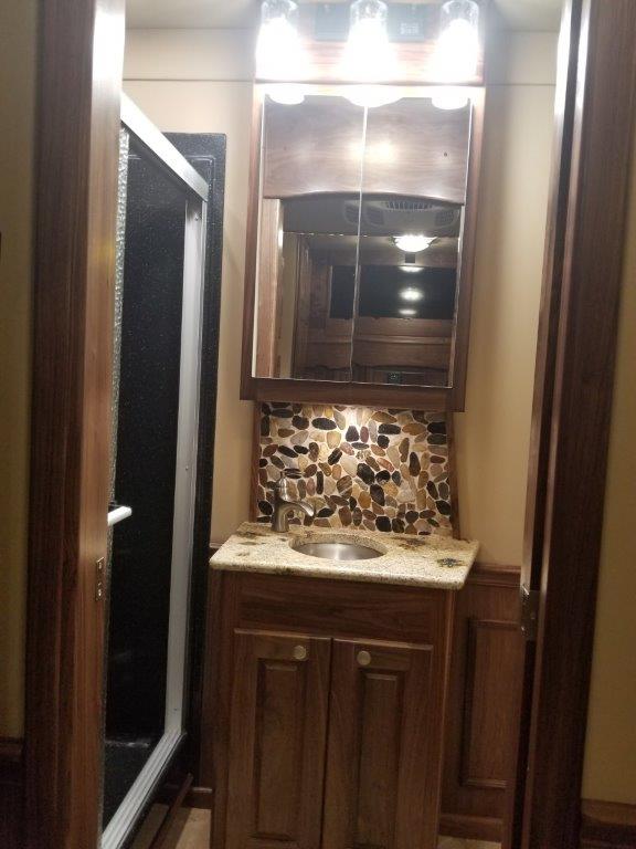 2018 Freightliner Cascadia NRC Toterhome