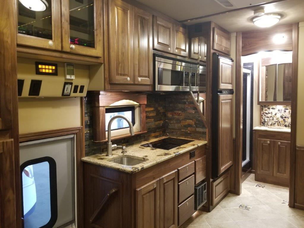 2018 Freightliner Cascadia NRC Toterhome